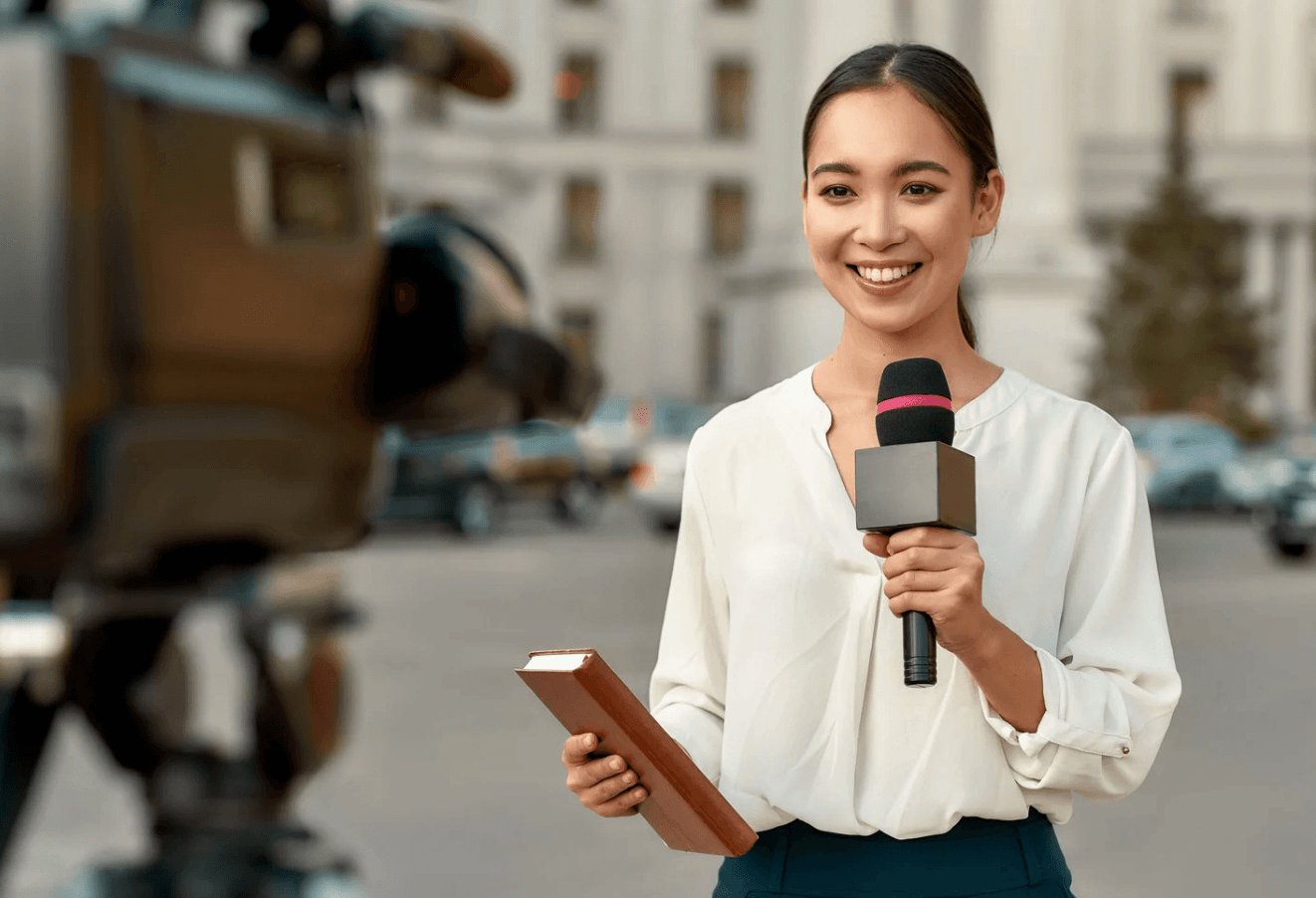 Cover Image for Breaking News: Steps to Becoming a Reporter, Mastering Skills, and Fulfilling Duties